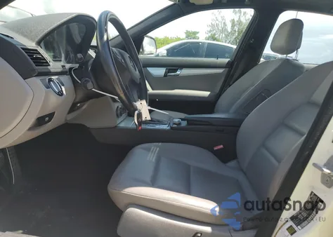 2008 Mercedes-Benz C 300 z USA, uszkodzony, nr VIN WDDGF54X78F156679